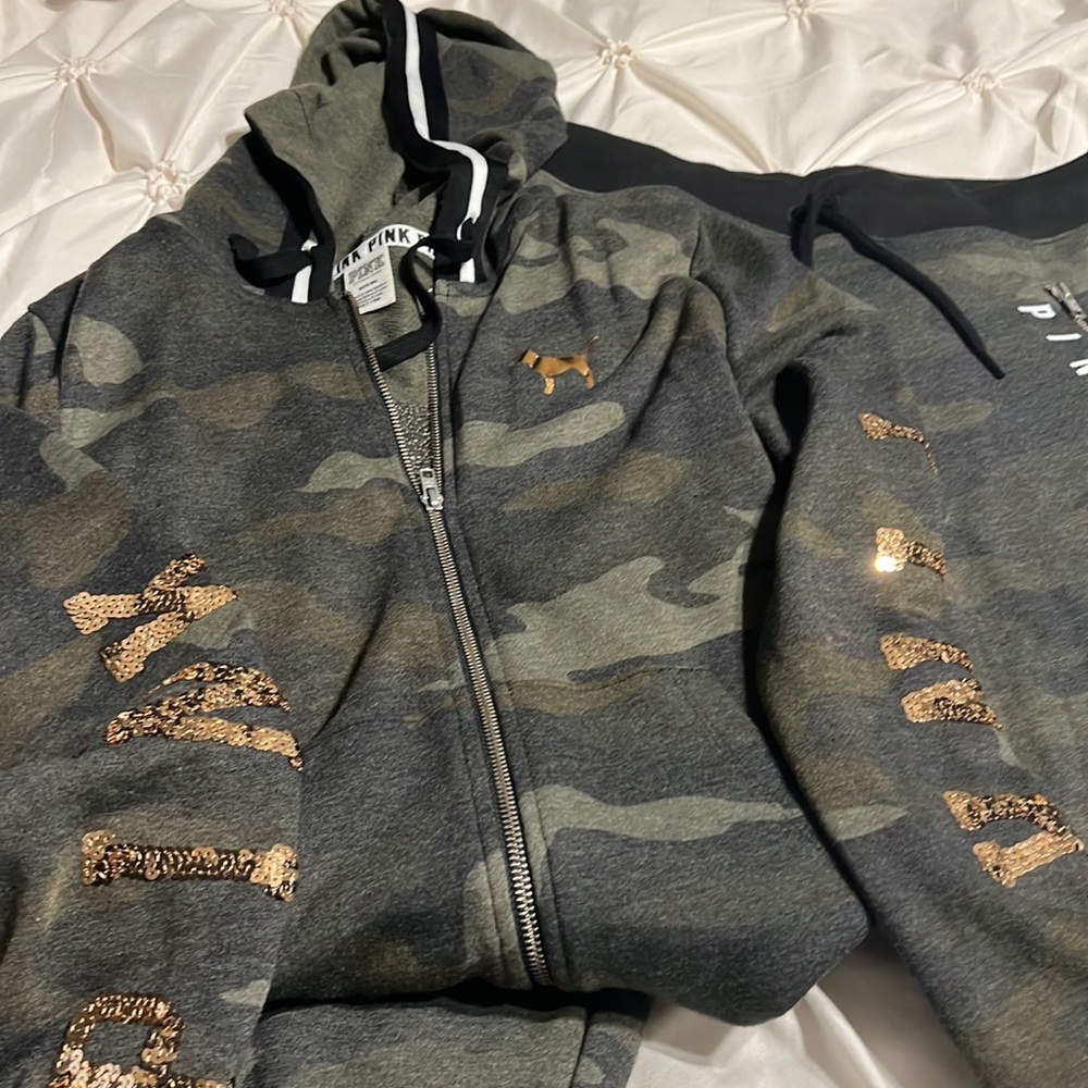 New jogging suit never worn . I got it as a gift.